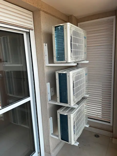 Instalação de ar-condicionado feita pela AF Ar Condicionado: Três condensadoras Elgin Inverter em varanda de apartamento, sem improviso.
