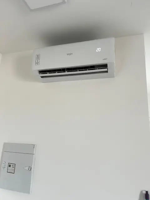 Instalação de ar-condicionado feita pela AF Ar Condicionado: Evaporadora Elgin Inverter em ambiente residencial, operando a 20°C.