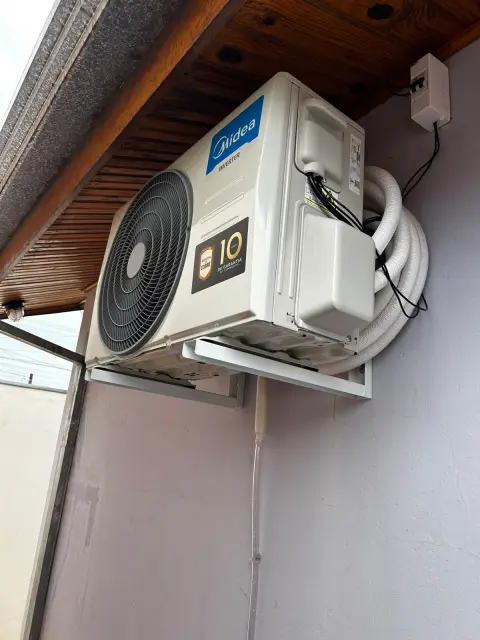 Instalação de ar-condicionado feita pela AF Ar Condicionado: Condensadora Midea Inverter em área externa, com tubulação organizada e dreno alinhado.