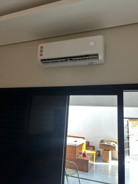Instalação de ar-condicionado feita pela AF Ar Condicionado: Evaporadora em sala integrada, alinhada ao forro e operando a 23°C.