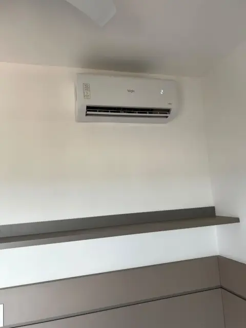 Instalação de ar-condicionado feita pela AF Ar Condicionado: Split Elgin Inverter em ambiente residencial, acabamento limpo e sem marca na parede.